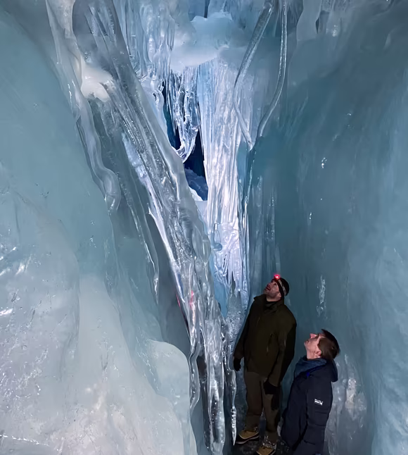 Beeindruckender Eispalast in einem Tiroler Gletscher, ein einzigartiges Naturerlebnis unter Eis und Schnee in den Alpen © Natur Eis Palast