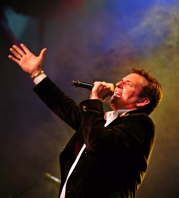 Tiroler Volksmusik-Sänger Marc Pircher bei einem Live-Auftritt auf der Bühne, ein begeisterndes Konzerterlebnis für sein Publikum © Marc Pircher