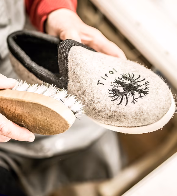 Original Zillertaler Doggln der Schuhmanufaktur Hartl aus Stumm im Zillertal, handgefertigte traditionelle Filzschuhe in vierter Generation © Hartl Doggln